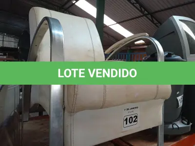 LOTE 102 - 01 POLTRONA. (NO ESTADO) ATENÇÃO! FAZER A VISITAÇÃO ANTES DE ARREMATAR, NÃO SABEMOS SE FUNCIONA. LEILÃO NÃO TEM GARANTIA E NEM DEVOLUÇÃO, SUJEITO A POSSÍVEIS AVARIAS VISÍVEIS/OCULTAS E/OU AUSÊNCIA DE COMPONENTES.