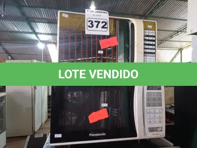 LOTE 372 - 02 MICRO-ONDAS MARCAS E MODELOS DIVERSOS. (NO ESTADO) ATENÇÃO! FAZER A VISITAÇÃO ANTES DE ARREMATAR, NÃO SABEMOS SE FUNCIONA. LEILÃO NÃO TEM GARANTIA E NEM DEVOLUÇÃO, SUJEITO A POSSÍVEIS AVARIAS VISÍVEIS/OCULTAS E/OU AUSÊNCIA DE COMPONENTES.