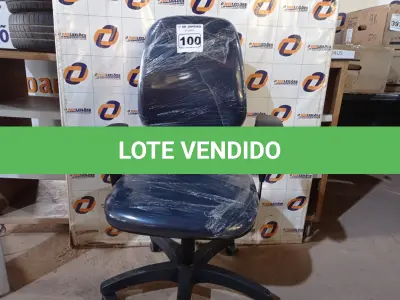 LOTE 100 - 01 CADEIRA DE ESCRITÓRIO COM BASE GIRATÓRIA. (NO ESTADO) ATENÇÃO! FAZER A VISITAÇÃO ANTES DE ARREMATAR, NÃO SABEMOS SE FUNCIONA. LEILÃO NÃO TEM GARANTIA E NEM DEVOLUÇÃO, SUJEITO A POSSÍVEIS AVARIAS VISÍVEIS/OCULTAS E/OU AUSÊNCIA DE COMPONENTES.