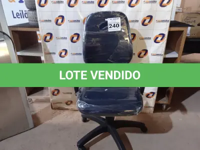 LOTE 240 - 01 CADEIRA DE ESCRITÓRIO COM BASE GIRATÓRIA. (NO ESTADO) ATENÇÃO! FAZER A VISITAÇÃO ANTES DE ARREMATAR, NÃO SABEMOS SE FUNCIONA. LEILÃO NÃO TEM GARANTIA E NEM DEVOLUÇÃO, SUJEITO A POSSÍVEIS AVARIAS VISÍVEIS/OCULTAS E/OU AUSÊNCIA DE COMPONENTES.