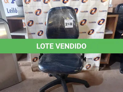 LOTE 210 - 01 CADEIRA DE ESCRITÓRIO COM BASE GIRATÓRIA. (NO ESTADO) ATENÇÃO! FAZER A VISITAÇÃO ANTES DE ARREMATAR, NÃO SABEMOS SE FUNCIONA. LEILÃO NÃO TEM GARANTIA E NEM DEVOLUÇÃO, SUJEITO A POSSÍVEIS AVARIAS VISÍVEIS/OCULTAS E/OU AUSÊNCIA DE COMPONENTES.