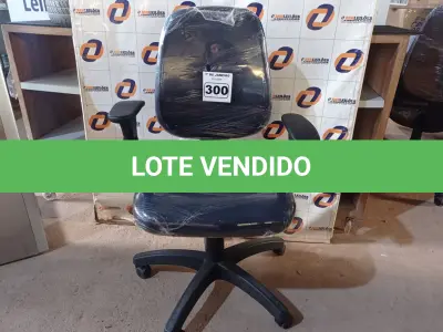 LOTE 300 - 01 CADEIRA DE ESCRITÓRIO COM BASE GIRATÓRIA. (NO ESTADO) ATENÇÃO! FAZER A VISITAÇÃO ANTES DE ARREMATAR, NÃO SABEMOS SE FUNCIONA. LEILÃO NÃO TEM GARANTIA E NEM DEVOLUÇÃO, SUJEITO A POSSÍVEIS AVARIAS VISÍVEIS/OCULTAS E/OU AUSÊNCIA DE COMPONENTES.