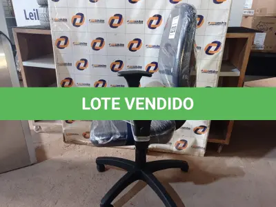 LOTE 220 - 01 CADEIRA DE ESCRITÓRIO COM BASE GIRATÓRIA. (NO ESTADO) ATENÇÃO! FAZER A VISITAÇÃO ANTES DE ARREMATAR, NÃO SABEMOS SE FUNCIONA. LEILÃO NÃO TEM GARANTIA E NEM DEVOLUÇÃO, SUJEITO A POSSÍVEIS AVARIAS VISÍVEIS/OCULTAS E/OU AUSÊNCIA DE COMPONENTES.
