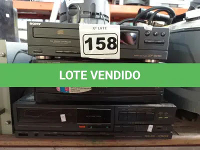 LOTE 158 - 01 APARELHO AM/FM E 02 CD PLAYER MARCAS E MODELOS DIVERSOS. (NO ESTADO) ATENÇÃO! FAZER A VISITAÇÃO ANTES DE ARREMATAR, NÃO SABEMOS SE FUNCIONA. LEILÃO NÃO TEM GARANTIA E NEM DEVOLUÇÃO, SUJEITO A POSSÍVEIS AVARIAS VISÍVEIS/OCULTAS E/OU AUSÊNCIA DE COMPONENTES.