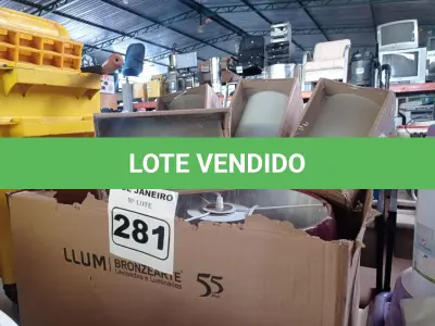 LOTE 281 - 01 LUMINÁRIA PENDENTE SÃO PAULO E 04 ARANDELAS. (NO ESTADO) ATENÇÃO! FAZER A VISITAÇÃO ANTES DE ARREMATAR, NÃO SABEMOS SE FUNCIONA. LEILÃO NÃO TEM GARANTIA E NEM DEVOLUÇÃO, SUJEITO A POSSÍVEIS AVARIAS VISÍVEIS/OCULTAS E/OU AUSÊNCIA DE COMPONENTES.