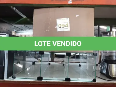 LOTE 094 - 01 ESTANTE DE VIDRO MODULAR E 01 CAIXA COM PERIFÉRICOS DIVERSOS. (NO ESTADO) ATENÇÃO! FAZER A VISITAÇÃO ANTES DE ARREMATAR, NÃO SABEMOS SE FUNCIONA. LEILÃO NÃO TEM GARANTIA E NEM DEVOLUÇÃO, SUJEITO A POSSÍVEIS AVARIAS VISÍVEIS/OCULTAS E/OU AUSÊNCIA DE COMPONENTES.