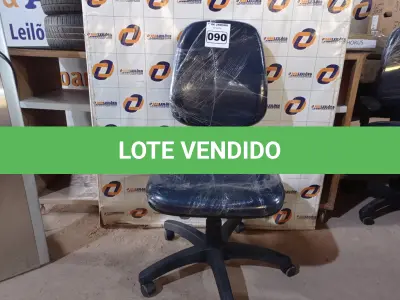 LOTE 090 - 01 CADEIRA DE ESCRITÓRIO COM BASE GIRATÓRIA. (NO ESTADO) ATENÇÃO! FAZER A VISITAÇÃO ANTES DE ARREMATAR, NÃO SABEMOS SE FUNCIONA. LEILÃO NÃO TEM GARANTIA E NEM DEVOLUÇÃO, SUJEITO A POSSÍVEIS AVARIAS VISÍVEIS/OCULTAS E/OU AUSÊNCIA DE COMPONENTES.