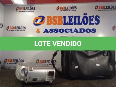 LOTE 337 - 01 PROJETOR MULTIMIDIA MARCA DELL. (NO ESTADO) ATENÇÃO! FAZER A VISITAÇÃO ANTES DE ARREMATAR, NÃO SABEMOS SE FUNCIONA. LEILÃO NÃO TEM GARANTIA E NEM DEVOLUÇÃO, SUJEITO A POSSÍVEIS AVARIAS VISÍVEIS/OCULTAS E/OU AUSÊNCIA DE COMPONENTES.