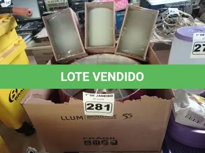 LOTE 281 - 01 LUMINÁRIA PENDENTE SÃO PAULO E 04 ARANDELAS. (NO ESTADO) ATENÇÃO! FAZER A VISITAÇÃO ANTES DE ARREMATAR, NÃO SABEMOS SE FUNCIONA. LEILÃO NÃO TEM GARANTIA E NEM DEVOLUÇÃO, SUJEITO A POSSÍVEIS AVARIAS VISÍVEIS/OCULTAS E/OU AUSÊNCIA DE COMPONENTES.