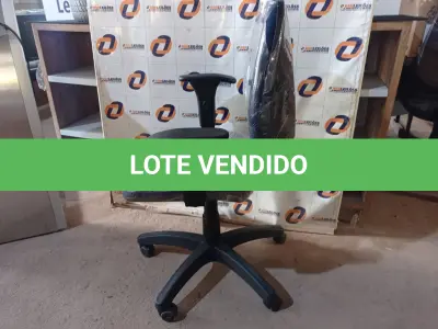 LOTE 300 - 01 CADEIRA DE ESCRITÓRIO COM BASE GIRATÓRIA. (NO ESTADO) ATENÇÃO! FAZER A VISITAÇÃO ANTES DE ARREMATAR, NÃO SABEMOS SE FUNCIONA. LEILÃO NÃO TEM GARANTIA E NEM DEVOLUÇÃO, SUJEITO A POSSÍVEIS AVARIAS VISÍVEIS/OCULTAS E/OU AUSÊNCIA DE COMPONENTES.