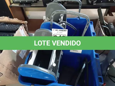 LOTE 242 - 02 CARRINHOS DE LIMPEZA. (NO ESTADO) ATENÇÃO! FAZER A VISITAÇÃO ANTES DE ARREMATAR, NÃO SABEMOS SE FUNCIONA. LEILÃO NÃO TEM GARANTIA E NEM DEVOLUÇÃO, SUJEITO A POSSÍVEIS AVARIAS VISÍVEIS/OCULTAS E/OU AUSÊNCIA DE COMPONENTES.