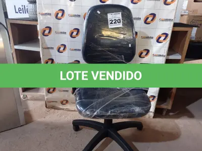 LOTE 220 - 01 CADEIRA DE ESCRITÓRIO COM BASE GIRATÓRIA. (NO ESTADO) ATENÇÃO! FAZER A VISITAÇÃO ANTES DE ARREMATAR, NÃO SABEMOS SE FUNCIONA. LEILÃO NÃO TEM GARANTIA E NEM DEVOLUÇÃO, SUJEITO A POSSÍVEIS AVARIAS VISÍVEIS/OCULTAS E/OU AUSÊNCIA DE COMPONENTES.