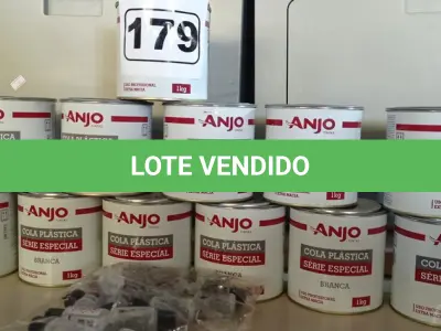 LOTE 179 - 12 LATAS DE COLA PLÁSTICA ANJO. (NO ESTADO) ATENÇÃO! FAZER A VISITAÇÃO ANTES DE ARREMATAR, NÃO SABEMOS SE FUNCIONA. LEILÃO NÃO TEM GARANTIA E NEM DEVOLUÇÃO, SUJEITO A POSSÍVEIS AVARIAS VISÍVEIS/OCULTAS E/OU AUSÊNCIA DE COMPONENTES.