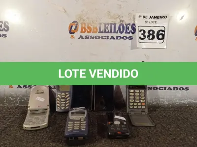 LOTE 386 - 01 LOTE COM VÁRIOS TELEFONES MARCAS E MODELOS DIVERSOS. (NO ESTADO) ATENÇÃO! FAZER A VISITAÇÃO ANTES DE ARREMATAR, NÃO SABEMOS SE FUNCIONA. LEILÃO NÃO TEM GARANTIA E NEM DEVOLUÇÃO, SUJEITO A POSSÍVEIS AVARIAS VISÍVEIS/OCULTAS E/OU AUSÊNCIA DE COMPONENTES.