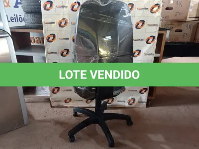 LOTE 160 - 01 CADEIRA DE ESCRITÓRIO COM BASE GIRATÓRIA. (NO ESTADO) ATENÇÃO! FAZER A VISITAÇÃO ANTES DE ARREMATAR, NÃO SABEMOS SE FUNCIONA. LEILÃO NÃO TEM GARANTIA E NEM DEVOLUÇÃO, SUJEITO A POSSÍVEIS AVARIAS VISÍVEIS/OCULTAS E/OU AUSÊNCIA DE COMPONENTES.