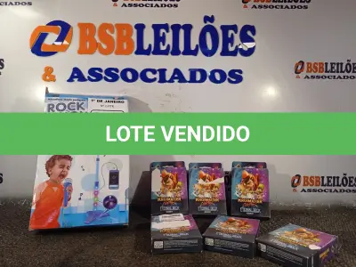 LOTE 327 - 01 LOTE COM VÁRIAS CARTAS KROSMASTER E 01 MICROFONE ROCK SHOW INFANTIL. (NO ESTADO) ATENÇÃO! FAZER A VISITAÇÃO ANTES DE ARREMATAR, NÃO SABEMOS SE FUNCIONA. LEILÃO NÃO TEM GARANTIA E NEM DEVOLUÇÃO, SUJEITO A POSSÍVEIS AVARIAS VISÍVEIS/OCULTAS E/OU AUSÊNCIA DE COMPONENTES.