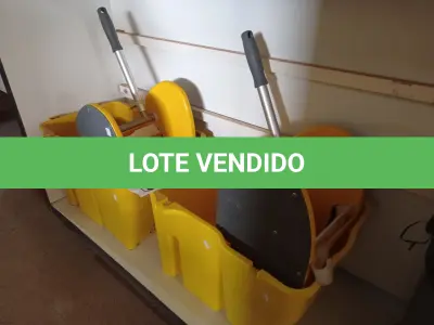LOTE 214 - 02 CARRINHOS DE LIMPEZA. (NO ESTADO) ATENÇÃO! FAZER A VISITAÇÃO ANTES DE ARREMATAR, NÃO SABEMOS SE FUNCIONA. LEILÃO NÃO TEM GARANTIA E NEM DEVOLUÇÃO, SUJEITO A POSSÍVEIS AVARIAS VISÍVEIS/OCULTAS E/OU AUSÊNCIA DE COMPONENTES.