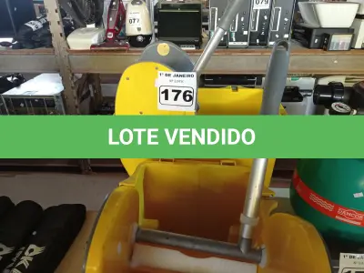 LOTE 176 - 02 CARRINHOS DE LIMPEZA. (NO ESTADO) ATENÇÃO! FAZER A VISITAÇÃO ANTES DE ARREMATAR, NÃO SABEMOS SE FUNCIONA. LEILÃO NÃO TEM GARANTIA E NEM DEVOLUÇÃO, SUJEITO A POSSÍVEIS AVARIAS VISÍVEIS/OCULTAS E/OU AUSÊNCIA DE COMPONENTES.