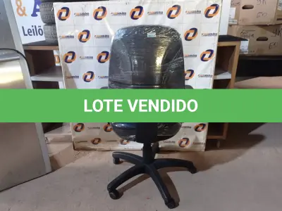 LOTE 240 - 01 CADEIRA DE ESCRITÓRIO COM BASE GIRATÓRIA. (NO ESTADO) ATENÇÃO! FAZER A VISITAÇÃO ANTES DE ARREMATAR, NÃO SABEMOS SE FUNCIONA. LEILÃO NÃO TEM GARANTIA E NEM DEVOLUÇÃO, SUJEITO A POSSÍVEIS AVARIAS VISÍVEIS/OCULTAS E/OU AUSÊNCIA DE COMPONENTES.