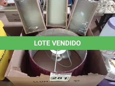 LOTE 281 - 01 LUMINÁRIA PENDENTE SÃO PAULO E 04 ARANDELAS. (NO ESTADO) ATENÇÃO! FAZER A VISITAÇÃO ANTES DE ARREMATAR, NÃO SABEMOS SE FUNCIONA. LEILÃO NÃO TEM GARANTIA E NEM DEVOLUÇÃO, SUJEITO A POSSÍVEIS AVARIAS VISÍVEIS/OCULTAS E/OU AUSÊNCIA DE COMPONENTES.