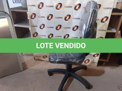 LOTE 250 - 01 CADEIRA DE ESCRITÓRIO COM BASE GIRATÓRIA. (NO ESTADO) ATENÇÃO! FAZER A VISITAÇÃO ANTES DE ARREMATAR, NÃO SABEMOS SE FUNCIONA. LEILÃO NÃO TEM GARANTIA E NEM DEVOLUÇÃO, SUJEITO A POSSÍVEIS AVARIAS VISÍVEIS/OCULTAS E/OU AUSÊNCIA DE COMPONENTES.