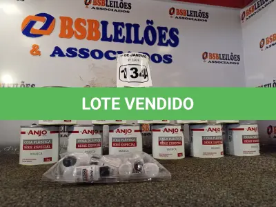 LOTE 134 - 12 LATAS DE COLA PLÁSTICA ANJO. (NO ESTADO) ATENÇÃO! FAZER A VISITAÇÃO ANTES DE ARREMATAR, NÃO SABEMOS SE FUNCIONA. LEILÃO NÃO TEM GARANTIA E NEM DEVOLUÇÃO, SUJEITO A POSSÍVEIS AVARIAS VISÍVEIS/OCULTAS E/OU AUSÊNCIA DE COMPONENTES.