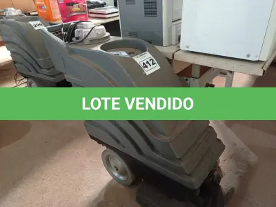 LOTE 412 - 01 LAVADORA DE PISOS INDUSTRIAL. (NO ESTADO) ATENÇÃO! FAZER A VISITAÇÃO ANTES DE ARREMATAR, NÃO SABEMOS SE FUNCIONA. LEILÃO NÃO TEM GARANTIA E NEM DEVOLUÇÃO, SUJEITO A POSSÍVEIS AVARIAS VISÍVEIS/OCULTAS E/OU AUSÊNCIA DE COMPONENTES.