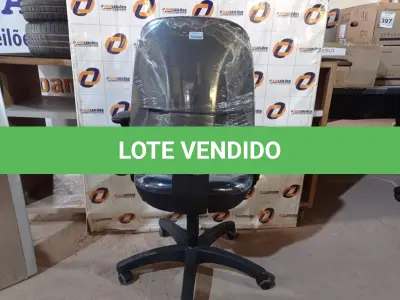LOTE 100 - 01 CADEIRA DE ESCRITÓRIO COM BASE GIRATÓRIA. (NO ESTADO) ATENÇÃO! FAZER A VISITAÇÃO ANTES DE ARREMATAR, NÃO SABEMOS SE FUNCIONA. LEILÃO NÃO TEM GARANTIA E NEM DEVOLUÇÃO, SUJEITO A POSSÍVEIS AVARIAS VISÍVEIS/OCULTAS E/OU AUSÊNCIA DE COMPONENTES.