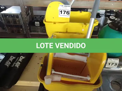 LOTE 176 - 02 CARRINHOS DE LIMPEZA. (NO ESTADO) ATENÇÃO! FAZER A VISITAÇÃO ANTES DE ARREMATAR, NÃO SABEMOS SE FUNCIONA. LEILÃO NÃO TEM GARANTIA E NEM DEVOLUÇÃO, SUJEITO A POSSÍVEIS AVARIAS VISÍVEIS/OCULTAS E/OU AUSÊNCIA DE COMPONENTES.