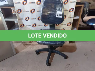 LOTE 250 - 01 CADEIRA DE ESCRITÓRIO COM BASE GIRATÓRIA. (NO ESTADO) ATENÇÃO! FAZER A VISITAÇÃO ANTES DE ARREMATAR, NÃO SABEMOS SE FUNCIONA. LEILÃO NÃO TEM GARANTIA E NEM DEVOLUÇÃO, SUJEITO A POSSÍVEIS AVARIAS VISÍVEIS/OCULTAS E/OU AUSÊNCIA DE COMPONENTES.