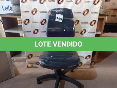 LOTE 290 - 01 CADEIRA DE ESCRITÓRIO COM BASE GIRATÓRIA. (NO ESTADO) ATENÇÃO! FAZER A VISITAÇÃO ANTES DE ARREMATAR, NÃO SABEMOS SE FUNCIONA. LEILÃO NÃO TEM GARANTIA E NEM DEVOLUÇÃO, SUJEITO A POSSÍVEIS AVARIAS VISÍVEIS/OCULTAS E/OU AUSÊNCIA DE COMPONENTES.