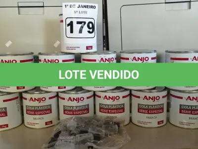 LOTE 179 - 12 LATAS DE COLA PLÁSTICA ANJO. (NO ESTADO) ATENÇÃO! FAZER A VISITAÇÃO ANTES DE ARREMATAR, NÃO SABEMOS SE FUNCIONA. LEILÃO NÃO TEM GARANTIA E NEM DEVOLUÇÃO, SUJEITO A POSSÍVEIS AVARIAS VISÍVEIS/OCULTAS E/OU AUSÊNCIA DE COMPONENTES.