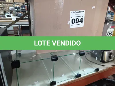 LOTE 094 - 01 ESTANTE DE VIDRO MODULAR E 01 CAIXA COM PERIFÉRICOS DIVERSOS. (NO ESTADO) ATENÇÃO! FAZER A VISITAÇÃO ANTES DE ARREMATAR, NÃO SABEMOS SE FUNCIONA. LEILÃO NÃO TEM GARANTIA E NEM DEVOLUÇÃO, SUJEITO A POSSÍVEIS AVARIAS VISÍVEIS/OCULTAS E/OU AUSÊNCIA DE COMPONENTES.