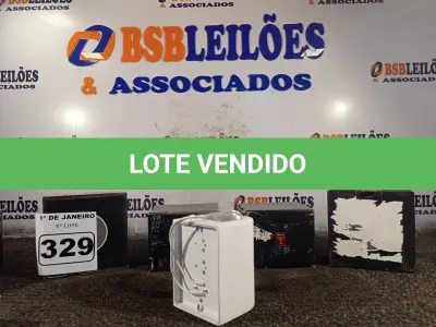 LOTE 329 - 01 LOTE COM VÁRIAS LUMINÁRIAS. (NO ESTADO) ATENÇÃO! FAZER A VISITAÇÃO ANTES DE ARREMATAR, NÃO SABEMOS SE FUNCIONA. LEILÃO NÃO TEM GARANTIA E NEM DEVOLUÇÃO, SUJEITO A POSSÍVEIS AVARIAS VISÍVEIS/OCULTAS E/OU AUSÊNCIA DE COMPONENTES.