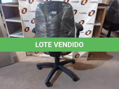 LOTE 300 - 01 CADEIRA DE ESCRITÓRIO COM BASE GIRATÓRIA. (NO ESTADO) ATENÇÃO! FAZER A VISITAÇÃO ANTES DE ARREMATAR, NÃO SABEMOS SE FUNCIONA. LEILÃO NÃO TEM GARANTIA E NEM DEVOLUÇÃO, SUJEITO A POSSÍVEIS AVARIAS VISÍVEIS/OCULTAS E/OU AUSÊNCIA DE COMPONENTES.