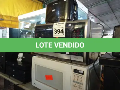 LOTE 394 - 02 MICRO-ONDAS MARCAS E MODELOS DIVERSOS. (NO ESTADO) ATENÇÃO! FAZER A VISITAÇÃO ANTES DE ARREMATAR, NÃO SABEMOS SE FUNCIONA. LEILÃO NÃO TEM GARANTIA E NEM DEVOLUÇÃO, SUJEITO A POSSÍVEIS AVARIAS VISÍVEIS/OCULTAS E/OU AUSÊNCIA DE COMPONENTES.