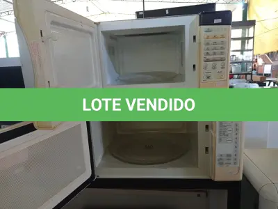 LOTE 208 - 02 MICRO-ONDAS MARCAS E MODELOS DIVERSOS. (NO ESTADO) ATENÇÃO! FAZER A VISITAÇÃO ANTES DE ARREMATAR, NÃO SABEMOS SE FUNCIONA. LEILÃO NÃO TEM GARANTIA E NEM DEVOLUÇÃO, SUJEITO A POSSÍVEIS AVARIAS VISÍVEIS/OCULTAS E/OU AUSÊNCIA DE COMPONENTES.