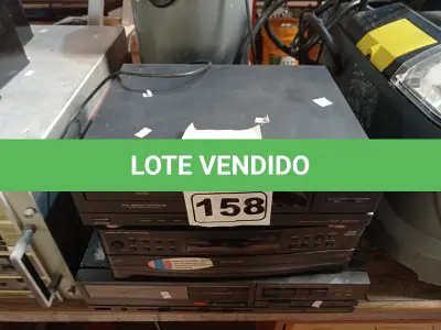 LOTE 158 - 01 APARELHO AM/FM E 02 CD PLAYER MARCAS E MODELOS DIVERSOS. (NO ESTADO) ATENÇÃO! FAZER A VISITAÇÃO ANTES DE ARREMATAR, NÃO SABEMOS SE FUNCIONA. LEILÃO NÃO TEM GARANTIA E NEM DEVOLUÇÃO, SUJEITO A POSSÍVEIS AVARIAS VISÍVEIS/OCULTAS E/OU AUSÊNCIA DE COMPONENTES.
