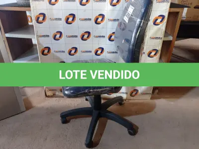 LOTE 290 - 01 CADEIRA DE ESCRITÓRIO COM BASE GIRATÓRIA. (NO ESTADO) ATENÇÃO! FAZER A VISITAÇÃO ANTES DE ARREMATAR, NÃO SABEMOS SE FUNCIONA. LEILÃO NÃO TEM GARANTIA E NEM DEVOLUÇÃO, SUJEITO A POSSÍVEIS AVARIAS VISÍVEIS/OCULTAS E/OU AUSÊNCIA DE COMPONENTES.