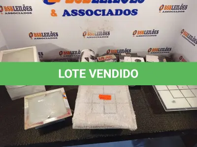 LOTE 125 - 01 LOTE COM VÁRIAS LUMINÁRIAS MARCAS E MODELOS DIVERSOS. (NO ESTADO) ATENÇÃO! FAZER A VISITAÇÃO ANTES DE ARREMATAR, NÃO SABEMOS SE FUNCIONA. LEILÃO NÃO TEM GARANTIA E NEM DEVOLUÇÃO, SUJEITO A POSSÍVEIS AVARIAS VISÍVEIS/OCULTAS E/OU AUSÊNCIA DE COMPONENTES.