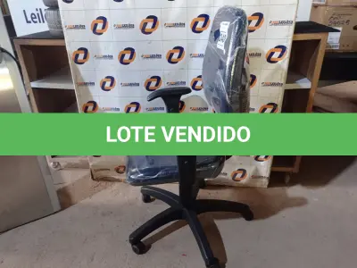 LOTE 240 - 01 CADEIRA DE ESCRITÓRIO COM BASE GIRATÓRIA. (NO ESTADO) ATENÇÃO! FAZER A VISITAÇÃO ANTES DE ARREMATAR, NÃO SABEMOS SE FUNCIONA. LEILÃO NÃO TEM GARANTIA E NEM DEVOLUÇÃO, SUJEITO A POSSÍVEIS AVARIAS VISÍVEIS/OCULTAS E/OU AUSÊNCIA DE COMPONENTES.