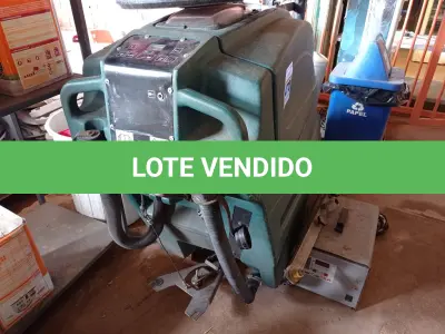 LOTE 470 - 01 LAVADORA DE PISOS INDUSTRIAL COM BATERIAS E CARREGADOR. (NO ESTADO) ATENÇÃO! FAZER A VISITAÇÃO ANTES DE ARREMATAR, NÃO SABEMOS SE FUNCIONA. LEILÃO NÃO TEM GARANTIA E NEM DEVOLUÇÃO, SUJEITO A POSSÍVEIS AVARIAS VISÍVEIS/OCULTAS E/OU AUSÊNCIA DE COMPONENTES.