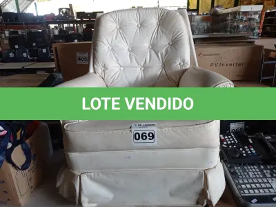 LOTE 069 - 01 POLTRONA. (NO ESTADO) ATENÇÃO! FAZER A VISITAÇÃO ANTES DE ARREMATAR, NÃO SABEMOS SE FUNCIONA. LEILÃO NÃO TEM GARANTIA E NEM DEVOLUÇÃO, SUJEITO A POSSÍVEIS AVARIAS VISÍVEIS/OCULTAS E/OU AUSÊNCIA DE COMPONENTES.