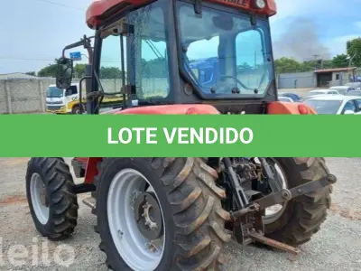 LOTE 563 - 01 TRATOR AGRALE 575 4X4, ANO 2016, AR CONDICIONADO GELANDO, PNEUS BONS, MOTOR MWM 4 CILINDROS, HORIMETRO 3.800 HORAS, FALTA VIDRO DAS 2 PORTAS (NO ESTADO) (RETIRADA EM GOIÂNIA)(AGENDAR VISTORIA EM GOIÂNIA¨. 61-08153-0503 JÚNIOR)