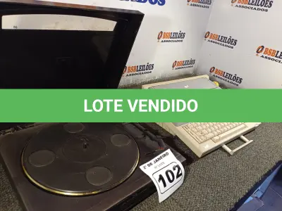 LOTE 102 - 01 MÁQUINA DE ESCREVER OLIVETTI PERSONAL 55 E 01 TOCA DISCOS AVANTI. (NO ESTADO) ATENÇÃO! FAZER A VISITAÇÃO ANTES DE ARREMATAR, NÃO SABEMOS SE FUNCIONA. LEILÃO NÃO TEM GARANTIA E NEM DEVOLUÇÃO, SUJEITO A POSSÍVEIS AVARIAS VISÍVEIS/OCULTAS E/OU AUSÊNCIA DE COMPONENTES.