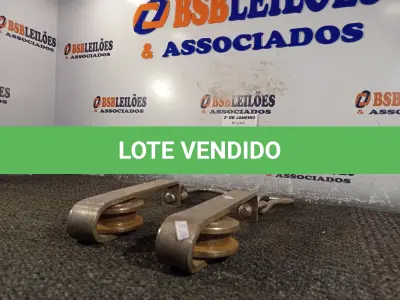 LOTE 098 - 02 SUPORTES DE AÇO PARA CARRETILHA.(NO ESTADO) ATENÇÃO! FAZER A VISITAÇÃO ANTES DE ARREMATAR, NÃO SABEMOS SE FUNCIONA. LEILÃO NÃO TEM GARANTIA E NEM DEVOLUÇÃO, SUJEITO A POSSÍVEIS AVARIAS VISÍVEIS/OCULTAS E/OU AUSÊNCIA DE COMPONENTES.
