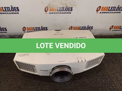 LOTE 035 - 01 PROJETOR MARCA EPSON. (NO ESTADO) ATENÇÃO! FAZER A VISITAÇÃO ANTES DE ARREMATAR, NÃO SABEMOS SE FUNCIONA. LEILÃO NÃO TEM GARANTIA E NEM DEVOLUÇÃO, SUJEITO A POSSÍVEIS AVARIAS VISÍVEIS/OCULTAS E/OU AUSÊNCIA DE COMPONENTES.