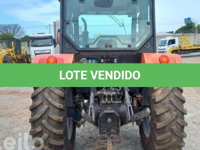 LOTE 563 - 01 TRATOR AGRALE 575 4X4, ANO 2016, AR CONDICIONADO GELANDO, PNEUS BONS, MOTOR MWM 4 CILINDROS, HORIMETRO 3.800 HORAS, FALTA VIDRO DAS 2 PORTAS (NO ESTADO) (RETIRADA EM GOIÂNIA)(AGENDAR VISTORIA EM GOIÂNIA¨. 61-08153-0503 JÚNIOR)