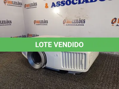 LOTE 011 - 01 PROJETOR MARCA EPSON. (NO ESTADO) ATENÇÃO! FAZER A VISITAÇÃO ANTES DE ARREMATAR, NÃO SABEMOS SE FUNCIONA. LEILÃO NÃO TEM GARANTIA E NEM DEVOLUÇÃO, SUJEITO A POSSÍVEIS AVARIAS VISÍVEIS/OCULTAS E/OU AUSÊNCIA DE COMPONENTES.
