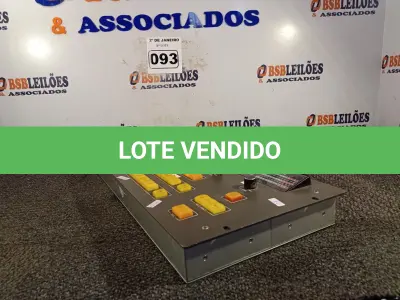 LOTE 093 - 01 MESA DE VÍDEO. (NO ESTADO) ATENÇÃO! FAZER A VISITAÇÃO ANTES DE ARREMATAR, NÃO SABEMOS SE FUNCIONA. LEILÃO NÃO TEM GARANTIA E NEM DEVOLUÇÃO, SUJEITO A POSSÍVEIS AVARIAS VISÍVEIS/OCULTAS E/OU AUSÊNCIA DE COMPONENTES.